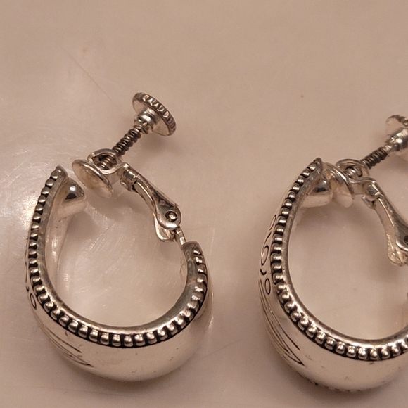 Napier silver-toned comfort clip earrings with a paisley Design Elegant - Picture 3 of 5